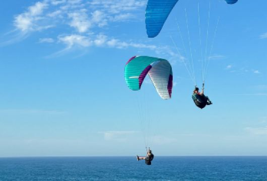 山东烟台海景滑翔伞【高空观光+海景飞行+专业教练一带一】【翱翔在广阔的蓝天，享受全新视觉盛宴，惊险刺激的高空体验。】