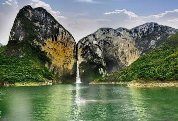 恩施大清江景区一日游【包含门票+车接车送】【食在恩施：品尝正宗恩施土家菜，张关合渣、土家腊肉格格、富硒小土豆、恩施豆皮....】