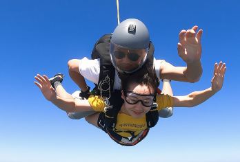 广东阳江跳伞基地一日游【4000米高空跳伞+高清摄像跟拍】【[刺激嗨玩]4000米跳伞+高清摄像跟拍】