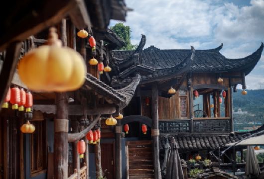 张家界+芙蓉镇大瀑布+酉水画廊+凤凰古城一日游+私家团无自费【一价全含 门票+往返交通+坐船+环保车，让您放心游。】