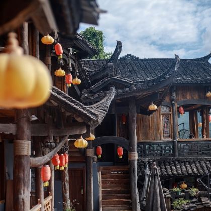 张家界+芙蓉镇大瀑布+酉水画廊+凤凰古城一日游（一价全含）