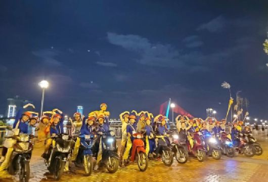 岘港景点观光、摩托车骑行、咖啡馆文化以及奥黛女骑手【和我们的女骑手一起骑上自行车，游览粉红教堂、当地市场、桥梁等主要景点以及一些鲜为人知的地区。 体验有趣、精彩、有教育意义和感人至深的时刻——这些都是本次旅行的特色。 探索岘港的典型地标，并以当地方式品尝美味的椰子咖啡馆或盐咖啡馆。】