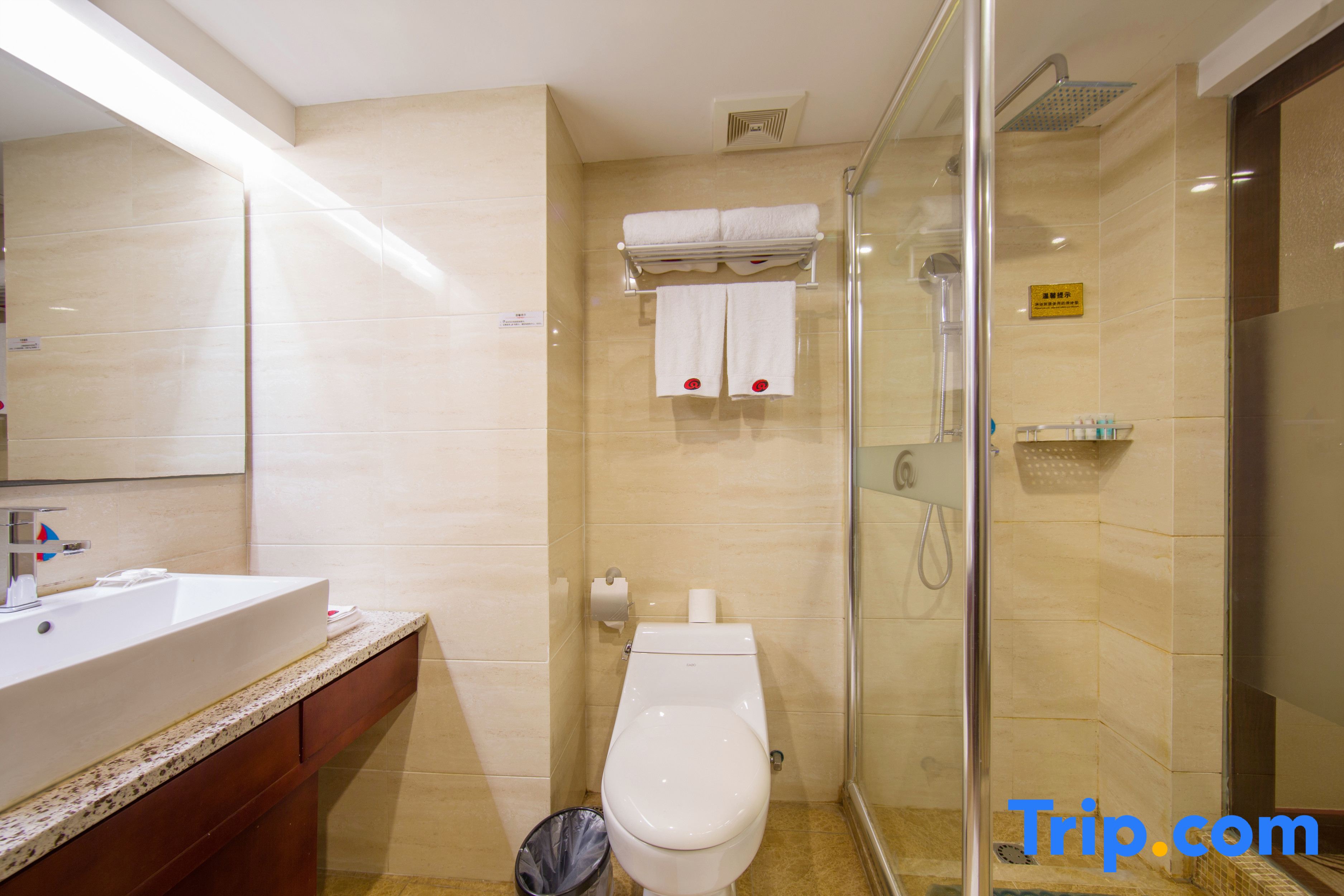 Chengdu x Langzhong Hotel (Chengdu Railway Station East Station Yinghui Road Subway Station Store)