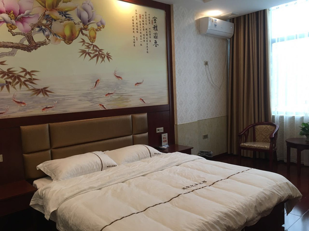 罗山亿新宾馆