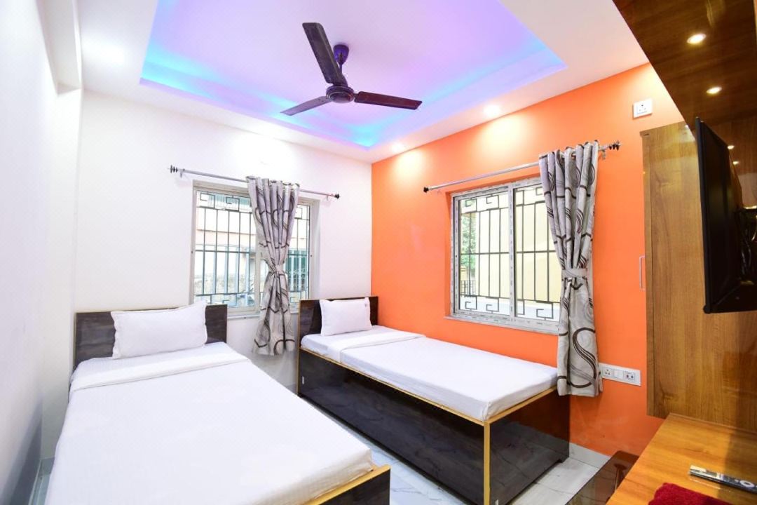 Garden Guest House 250m from Vfs Global & Rene Tower , Acropolis Mall