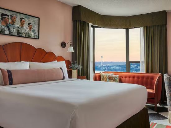 Graduate by Hilton Seattle Room Type - 1 King Mobility Accessible w/ Bathtub