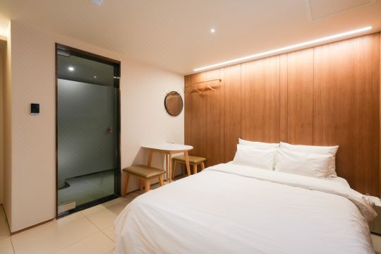 Yeongdeungpo HOTEL HOME  (6 Free OTTs • Smart TV • Wi-Fi in All Rooms)