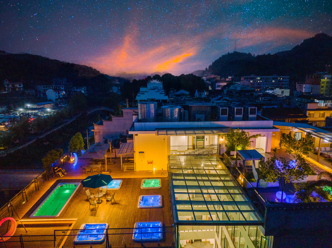 十二城·白玉京·庭院温泉泳池度假设计酒店（芙蓉镇景区店）