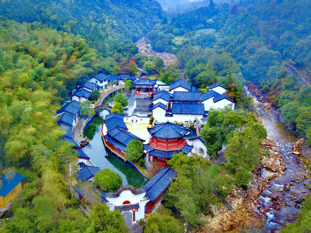 姑婆山三姐故事森林温泉旅修疗愈度假酒店