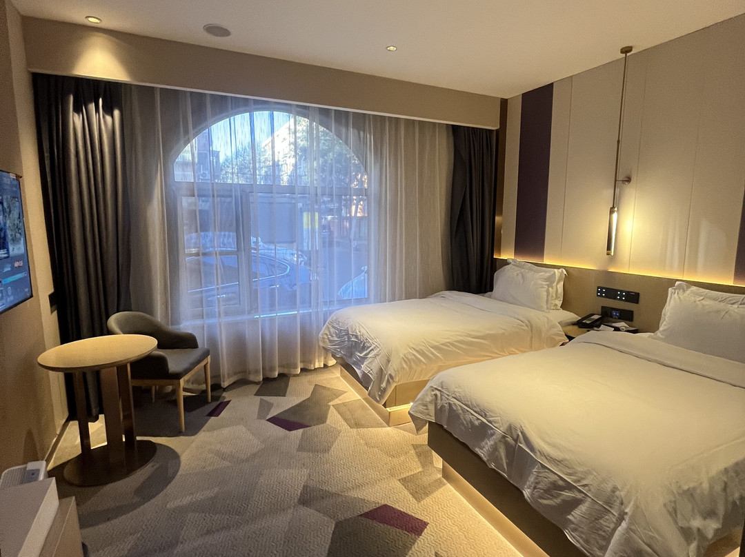 银河酒店（北京五棵松万寿路地铁站店）主图