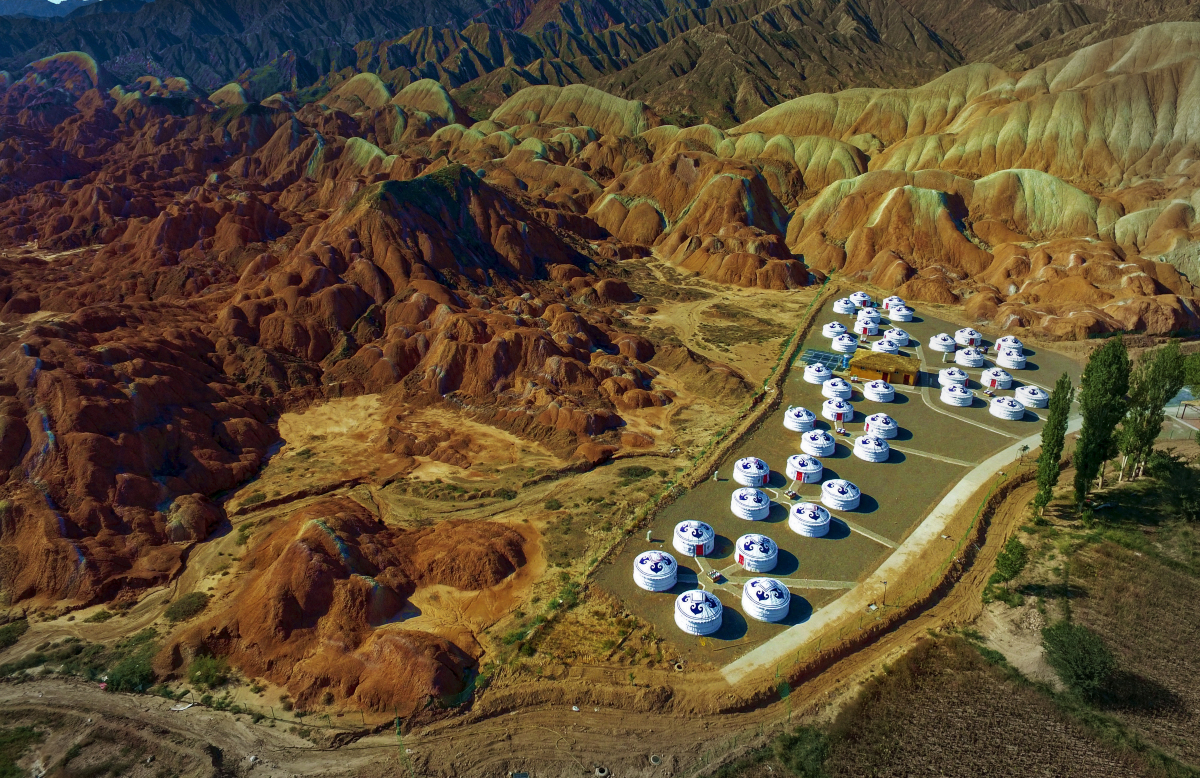 七彩丹霞靠山大营自驾游山庄-官方