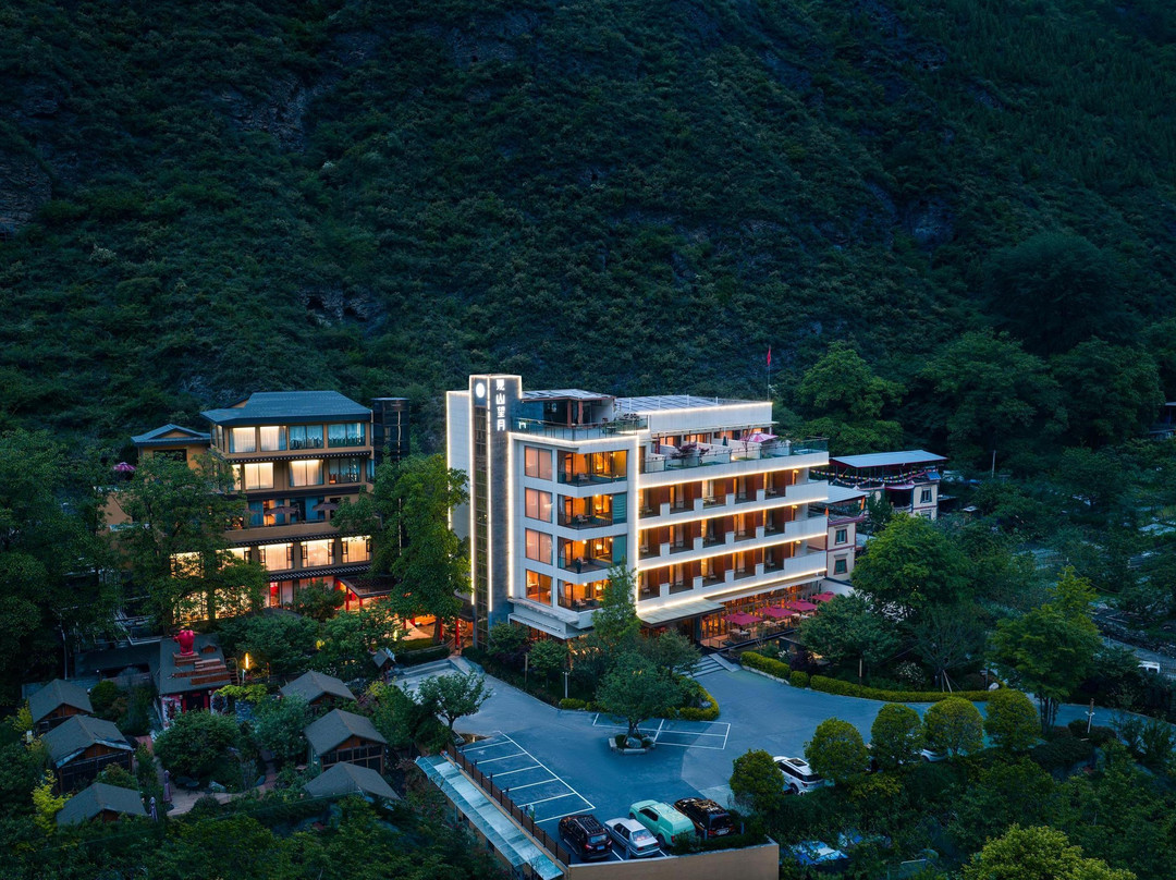 毕棚沟观山望月酒店
