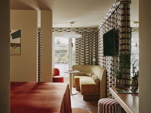 Locke Am Platz, Enge