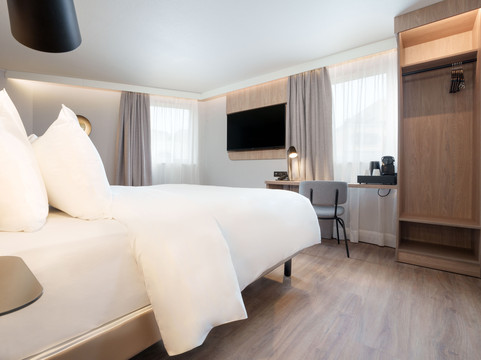 钟楼巴黎东潘定酒店