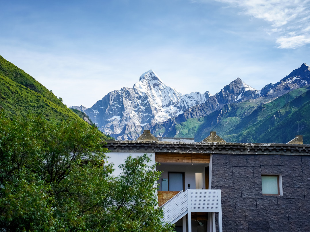 四姑娘山等风来雪山民宿（长坪沟景区长青山寨观景平台店）