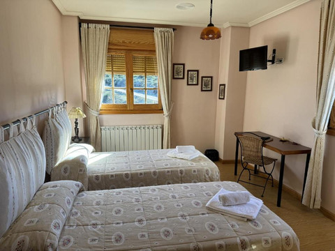 Tarilonte de la Pena酒店住宿-Hotel Miralba