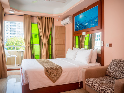 湖卢勒酒店住宿-Six in One