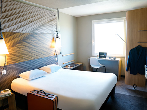 Carpiquet酒店住宿-宜必思卡昂布列塔尼港酒店