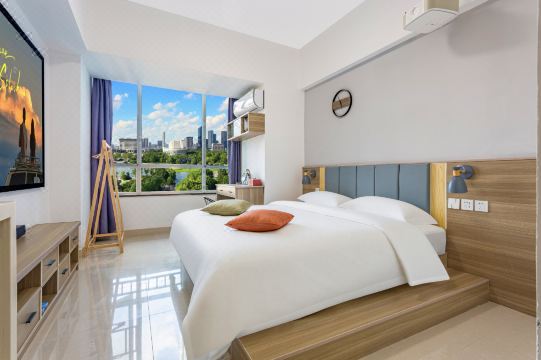 Orange Meisu Hotel (Changsha High-speed Railway South Station Greenland Window Shop)