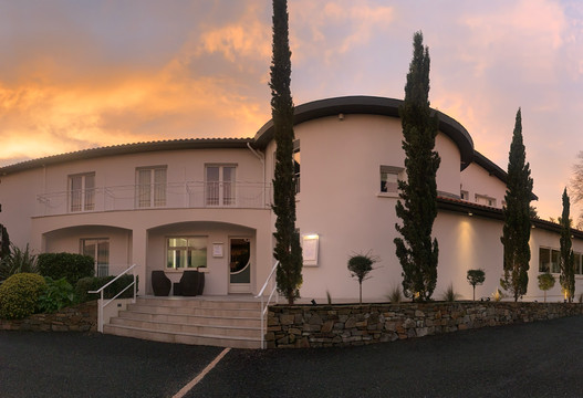 布朗克福尔草蜢酒店和水疗中心