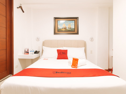 RedDoorz near Mercado del Lago