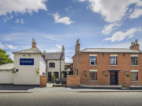 Church Broughton酒店住宿-Oyo Blenheim House