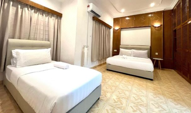 2-Stry 4BR Beside Jonker Street Taman Kota Laksamana 11 by Myplace