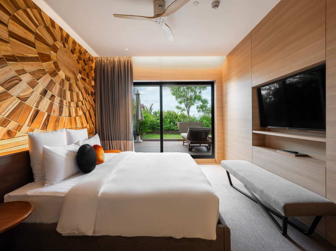 Sun & Moon, Riverside Hotel