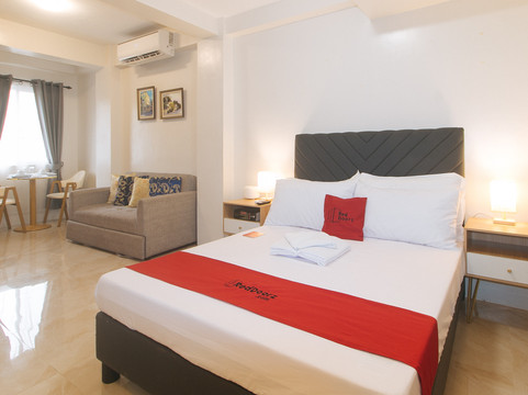 RedDoorz @ Delorian Residences