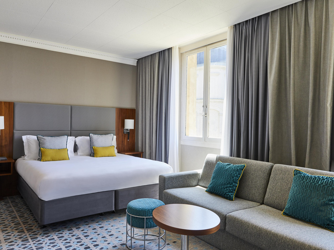 巴黎共和IHG皇冠假日酒店主图