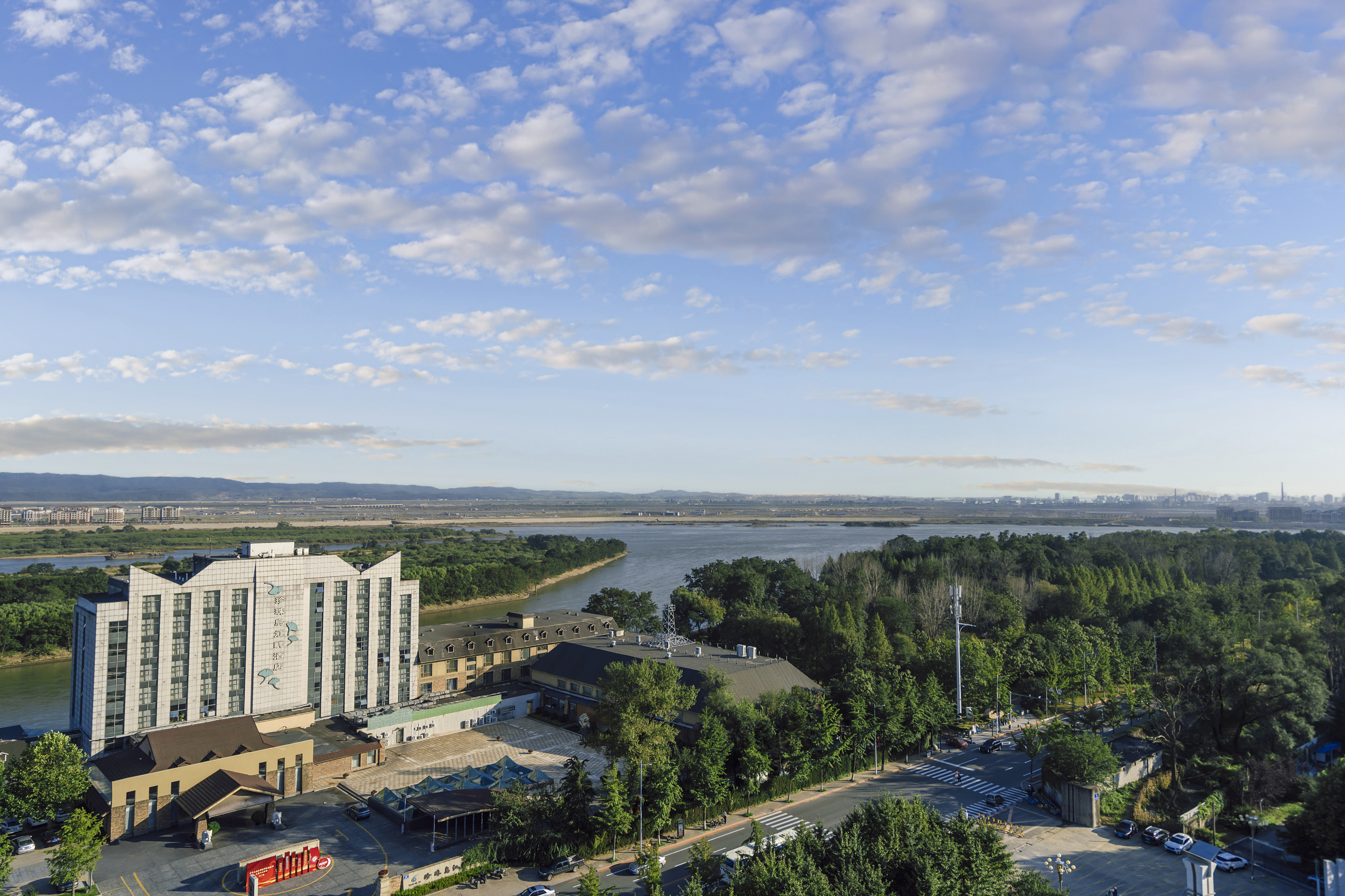 丹东珍珠岛江畔酒店(志愿军公园店）-官方