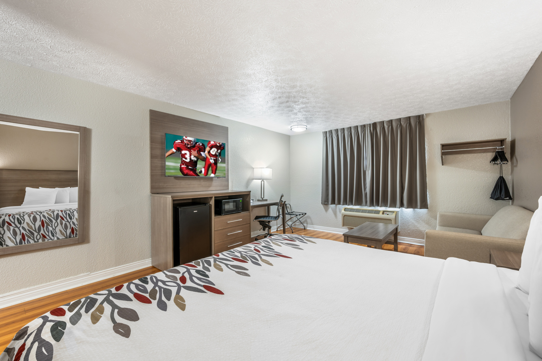 格林卡斯尔南 - 克洛弗代尔红屋顶酒店-官方