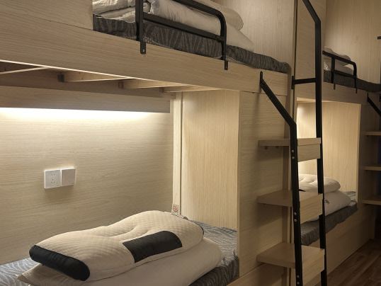 Shenyue International Youth Hostel (Pingzhou Subway Station)