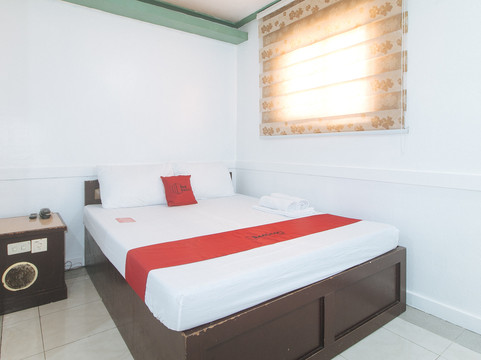 RedDoorz @ Moss Hotel Dasmarinas