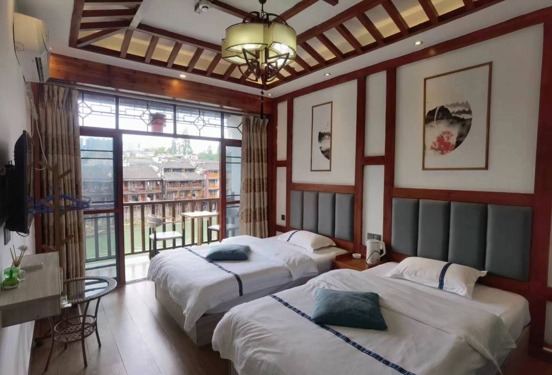 Fenghuang Xihuan River View Chinese Inn