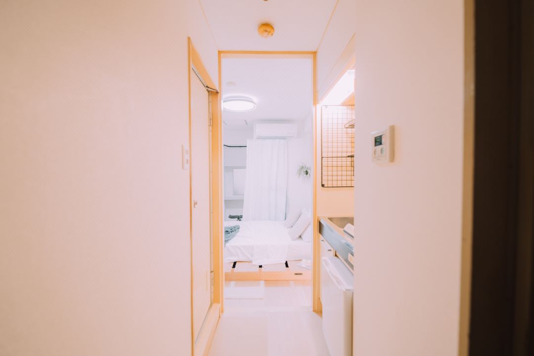 Minimalist Loft 7: Namba Compact Studio & 24/7 Gym