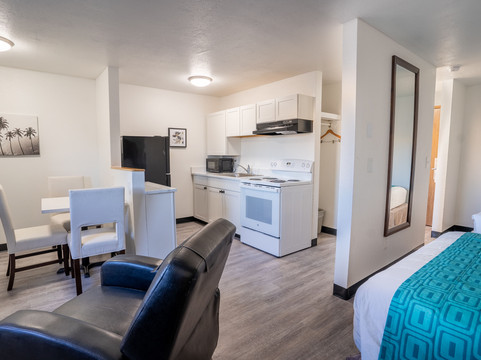 三城肯纳威克套房酒店