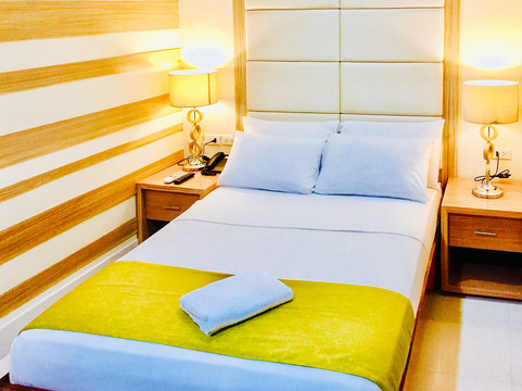 RedDoorz Plus @ ABC Landmark Hotel