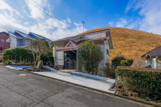 A modern Japanese-style inn with a view of Mt. Omuro｜ An Omuroyama