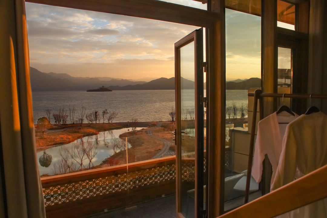 Lakeshore Resort Mid-Levels Lake View Hotel