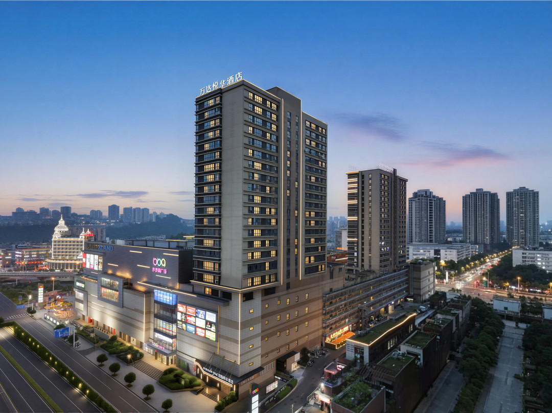 泸州高铁站步步高新天地亚朵酒店