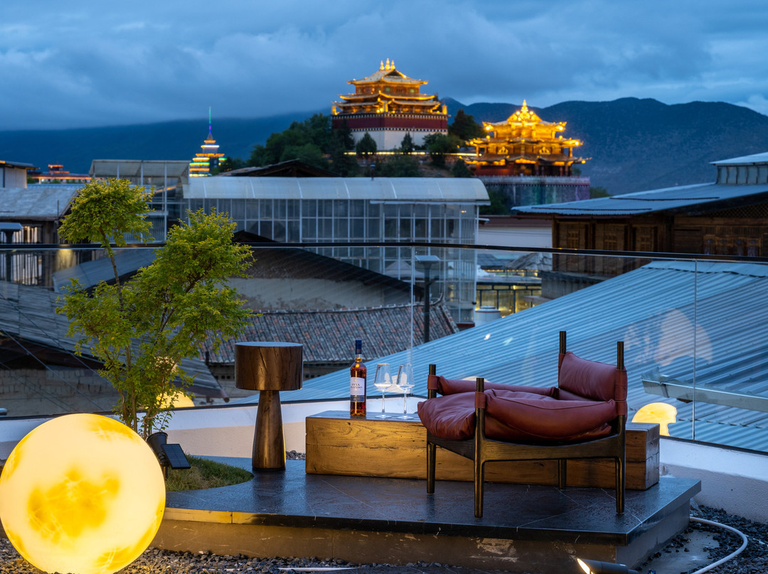 相逢不晚SilveryMoonlight|慢城供氧设计师民宿（独克宗古城大佛寺转经筒店）