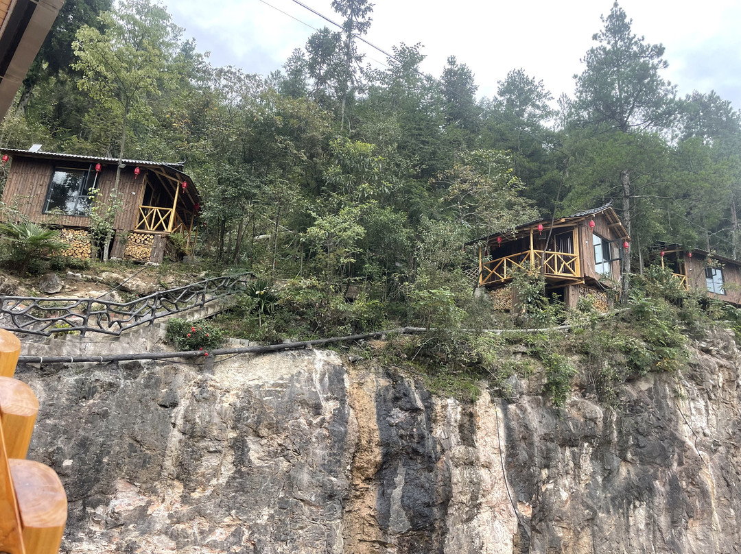 鹤峰雕崖农家小院