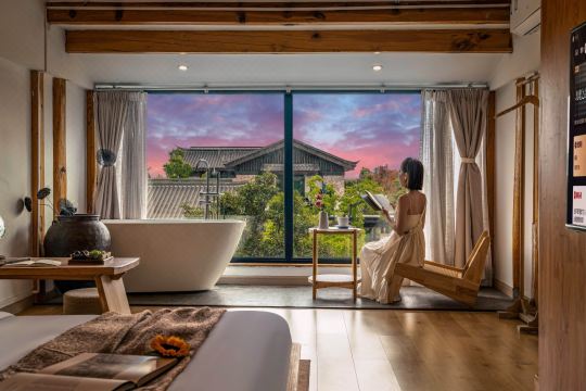 Tan Hua Fu Kezhan Liansuo Lijiang Feng Yue Wu Bian Dian