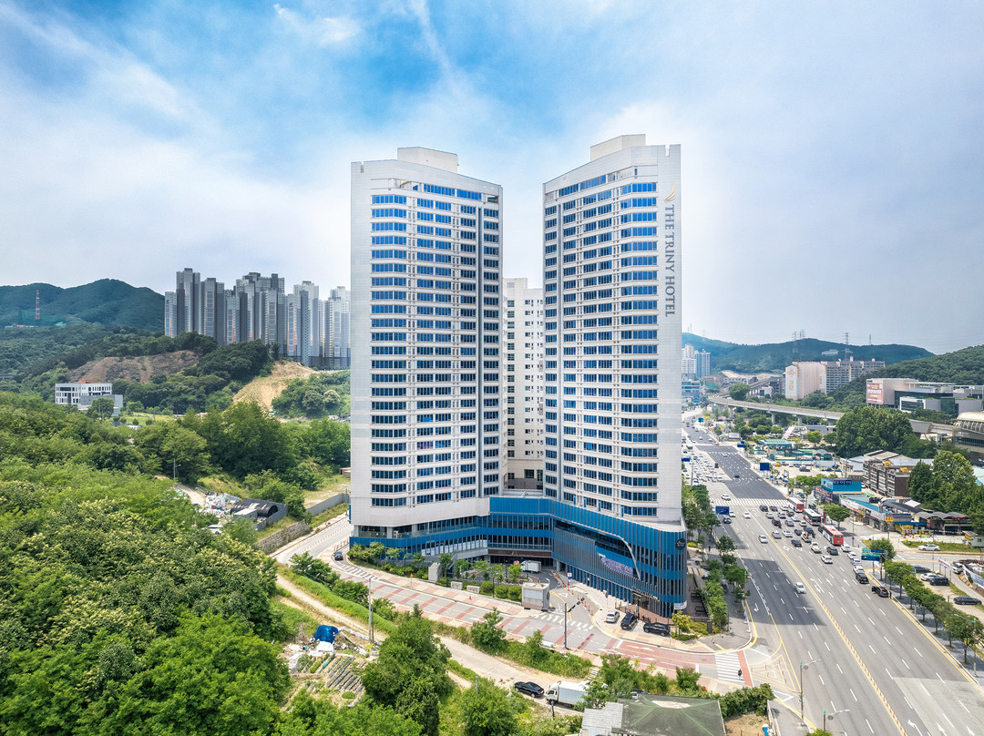 龙仁特里尼城市套房酒店