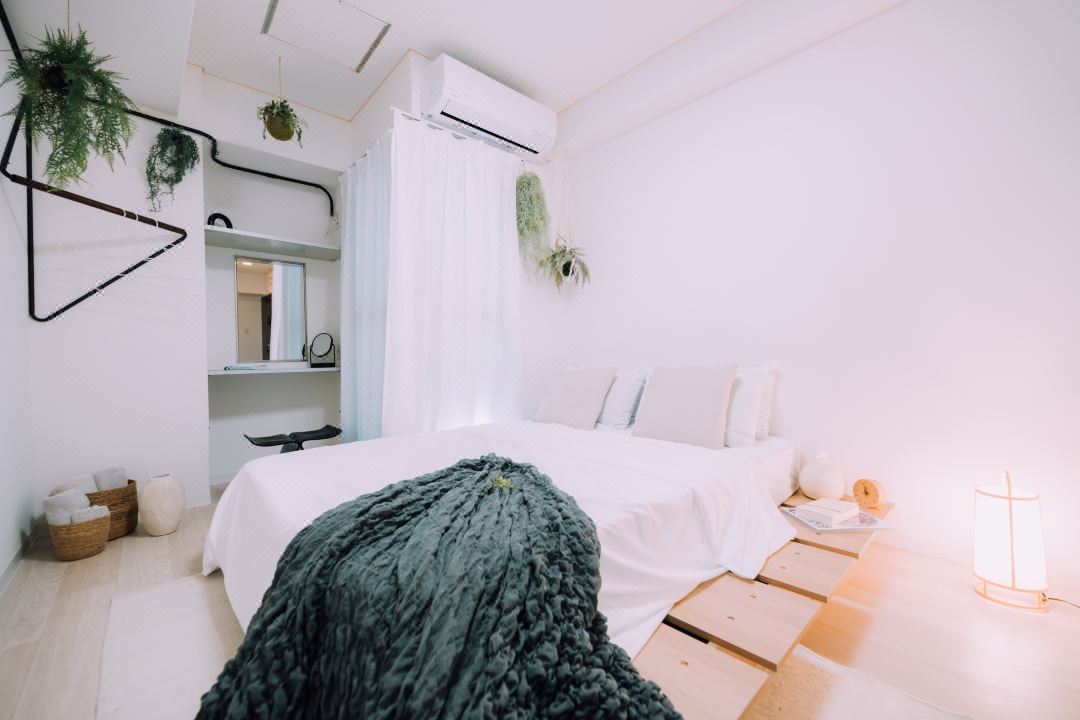 Minimalist Loft 7: Namba Compact Studio & 24/7 Gym