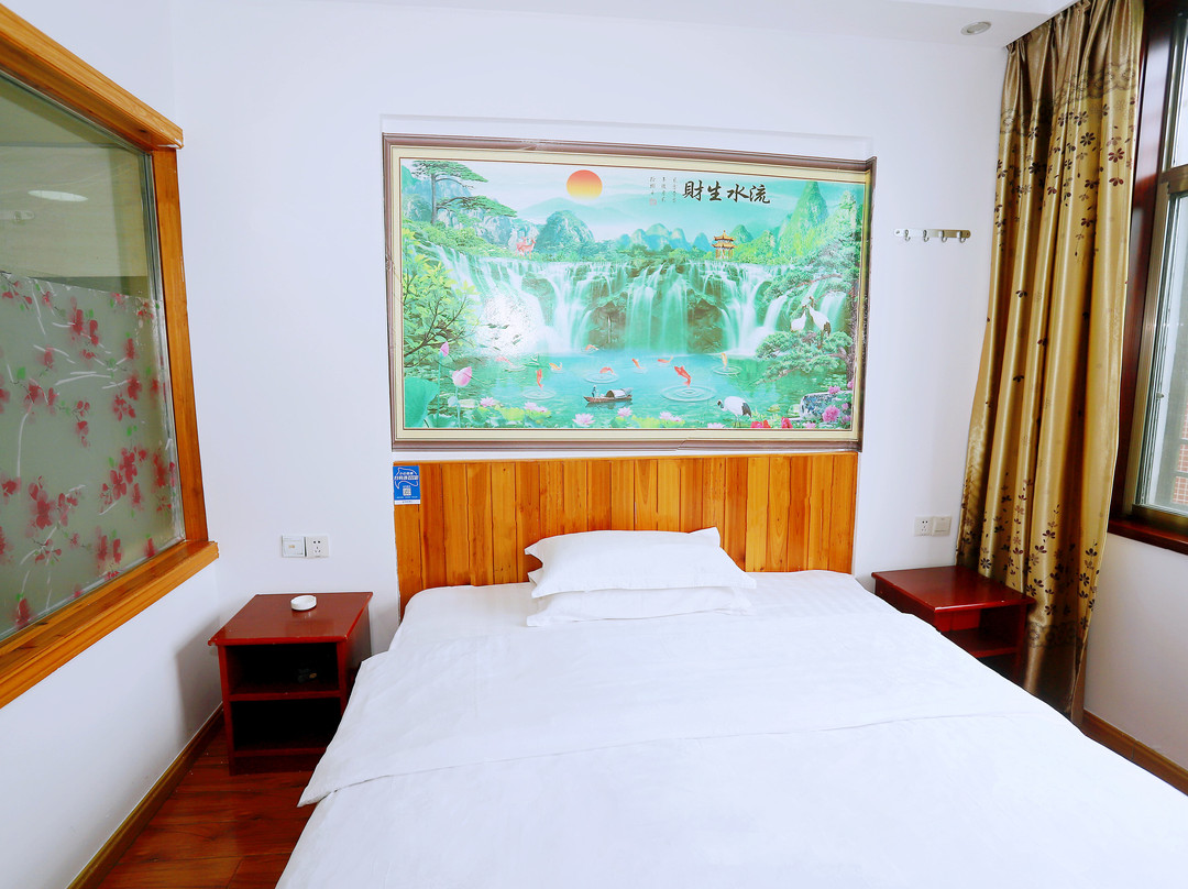 张家界云间月客栈（天门山索道店）主图