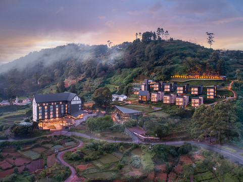 The Golden Ridge Hotel