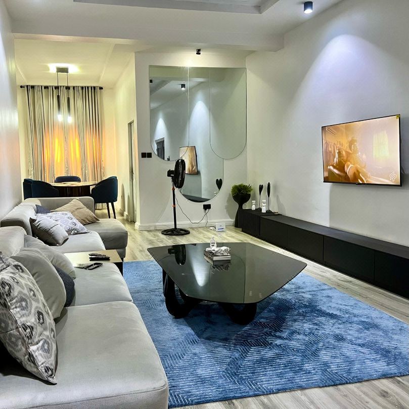 Bytup 2Bedroom Apt in Lekki,24Hrs Light, Wifi ,Fully Serviced Apartment , Water Heater Smart tv