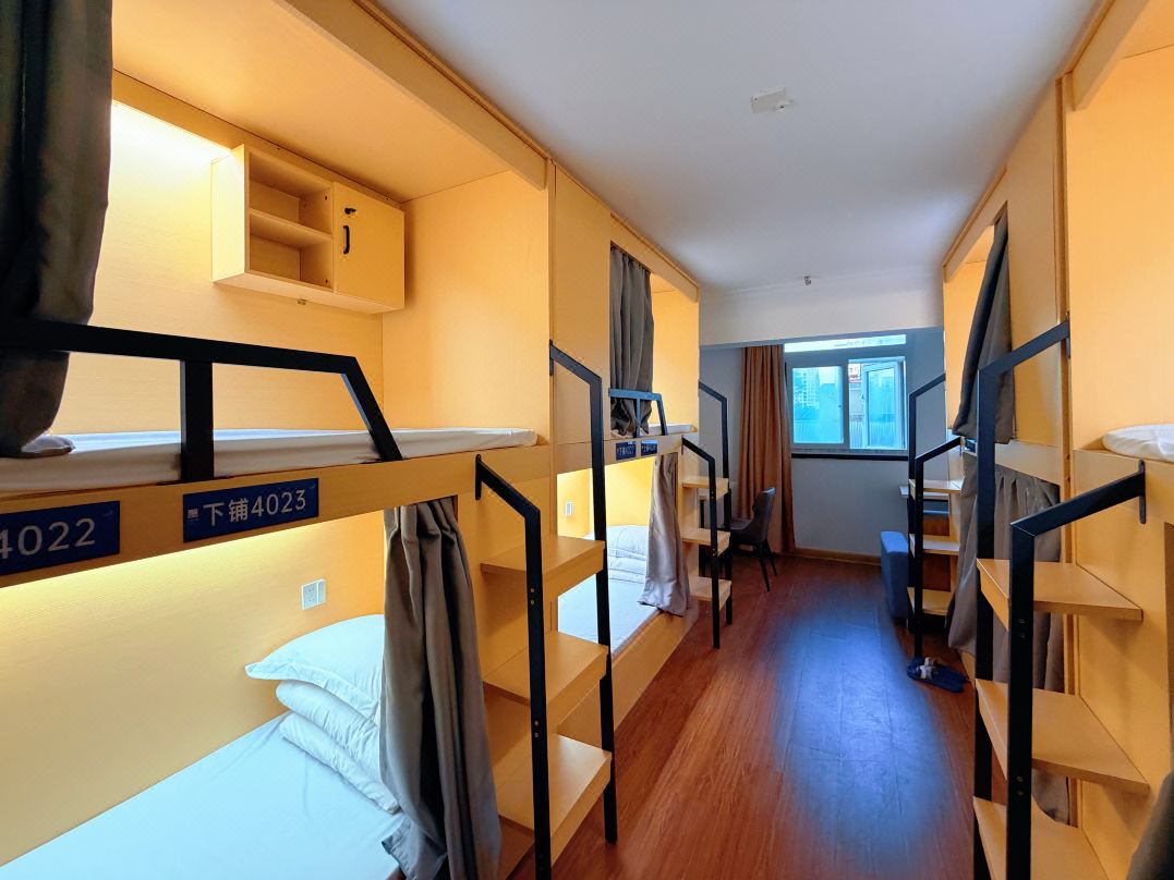 No. 8 Season Hostel (Huaqiangbei Huaxin Subway Station)